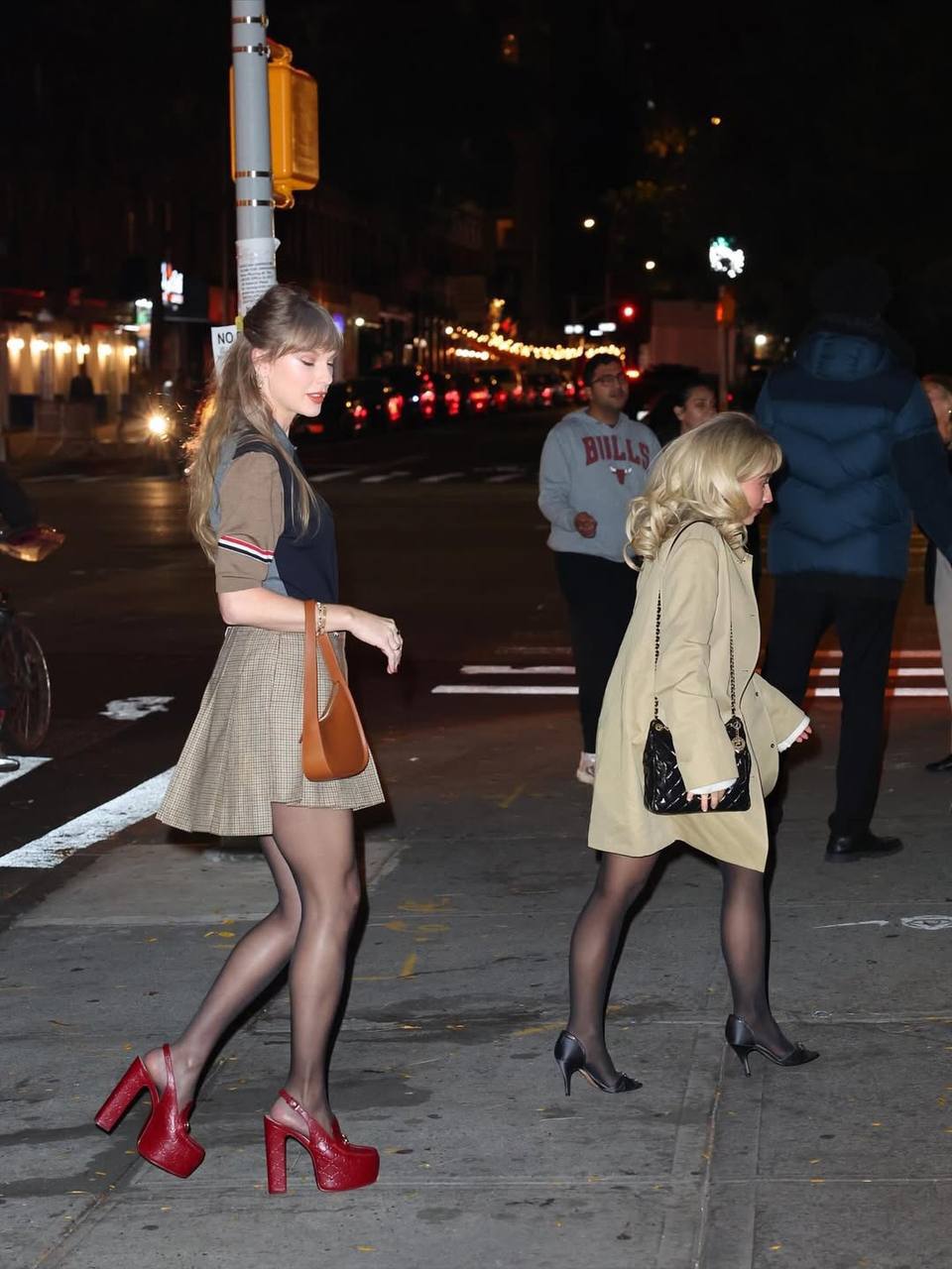 Давид и Голиаф: папарацци поймали выходящих из ресторана Сабрину Карпентер и Тэйлор Свифт